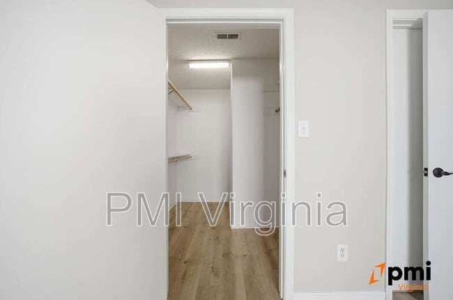 Building Photo - 417 Adkins Arch