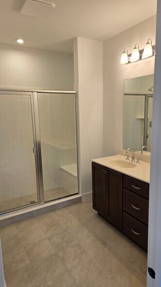 Building Photo - 7104 Donatello Dr