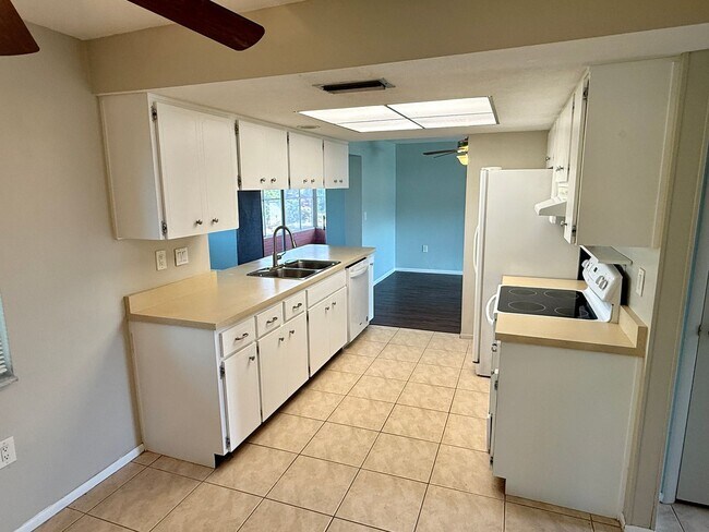 Building Photo - Beautiful Palm Harbor 2/2 Located on Peace...