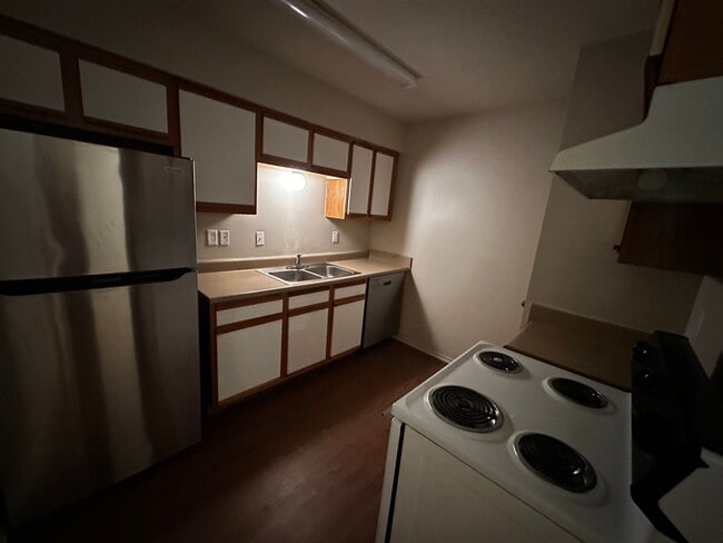 Building Photo - Available Now! 1/1 Apartment - **HUD Accepted** (upstairs)