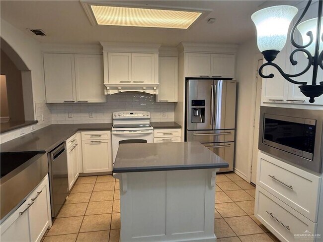 Building Photo - 3836 Frontier Dr