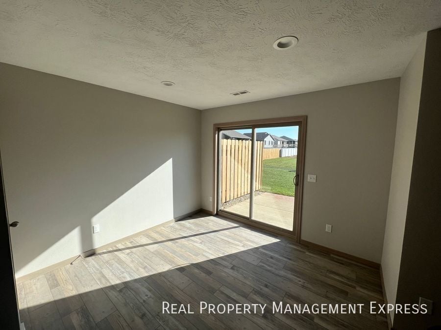 Building Photo - 3-Bedroom, 1.5 Bath Townhome