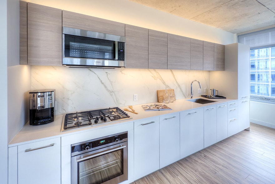 Building Photo - 150 N Desplaines St