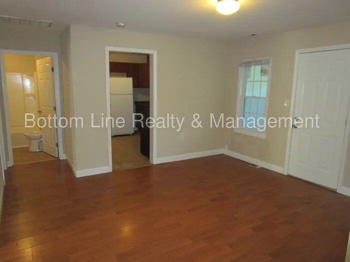 Building Photo - Room in House on Plainview Rd