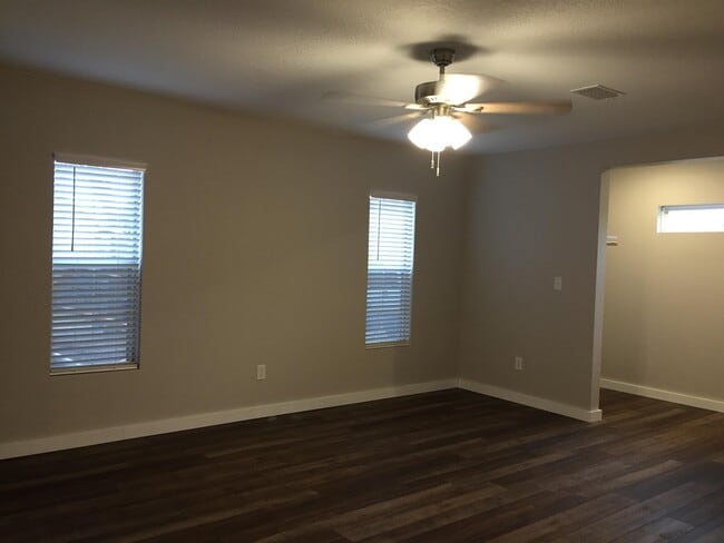 Building Photo - 501 E Oak Ridge Dr