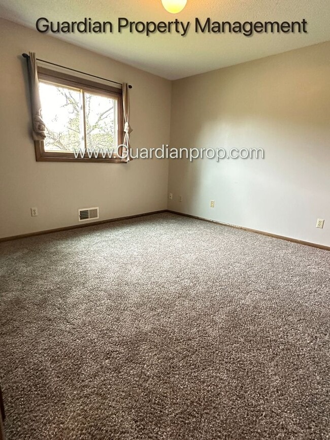 Building Photo - Crystal Single Family Home, Large Fenced Back Yard, 2 Car Garage, Dishwasher, Available Sept 1st