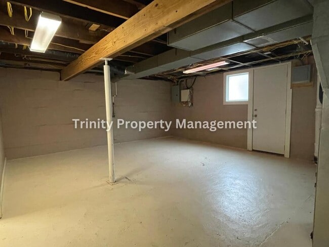 Building Photo - 627 Stealey Ave