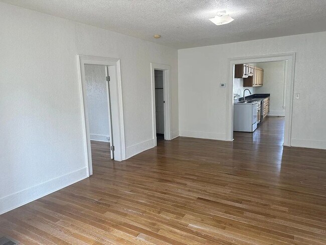 Building Photo - 404 S Marion St