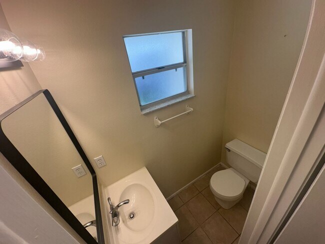 Building Photo - 3 bed 2 bath tri plex near UCF