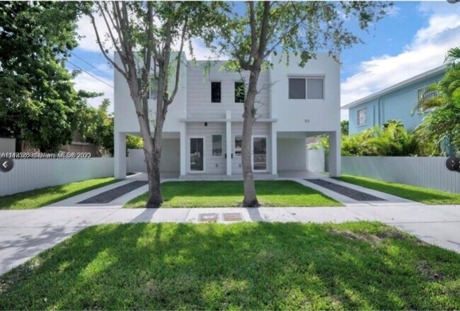 Building Photo - 313 NW 34th Ave