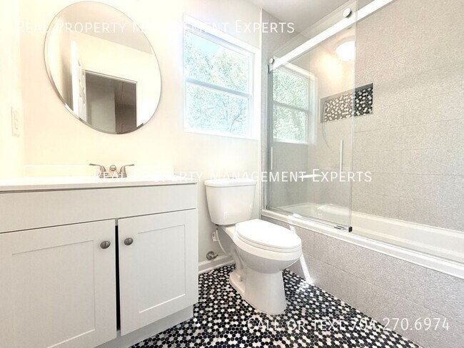 Building Photo - 8509 Golf Ridge Dr