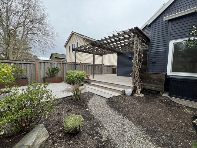 Building Photo - Stunning Lake Oswego Home with Outdoor Retreat, Vaulted Ceilings & Walk-In Closet