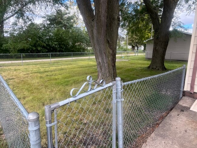 Building Photo - 922 S 26th St