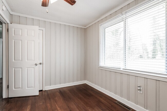 Building Photo - 311 E Dorchester Blvd