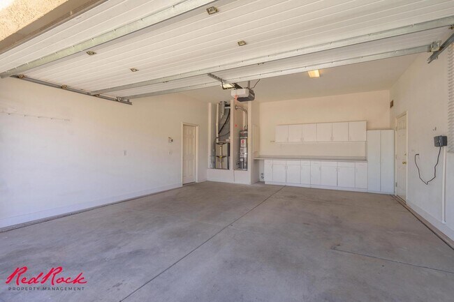 Building Photo - Comfortable 3-bedroom Home. Small Dog Frie...