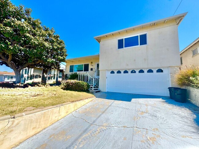 Building Photo - Huge Oak Park Home! 4bd/2.5ba house with incredible yard w/ VIEWS + spa, A/C, garage, W/D!