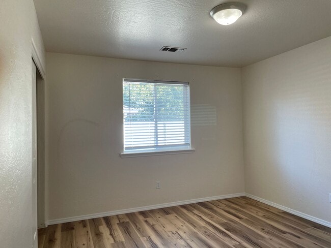 Building Photo - Very Nice 3 Bedroom 2 Bath Duplex-Located ...