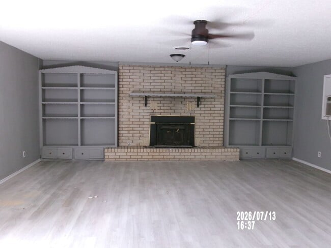 Building Photo - Spacious home with lots of personality located in Lawton Heights