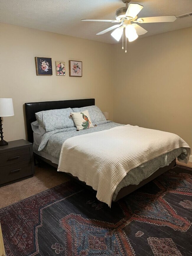 Building Photo - Top floor, fully furnished, with balcony-  Perfect for Professionals- Near shops & restaurants