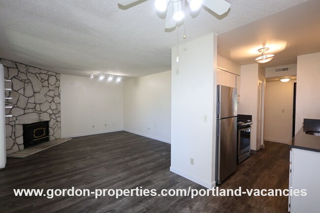 Building Photo - $1,395.00 - NE Fremont St - 2 bedroom cond...