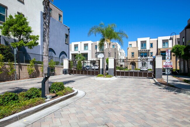 Building Photo - 2460 Solara Ln
