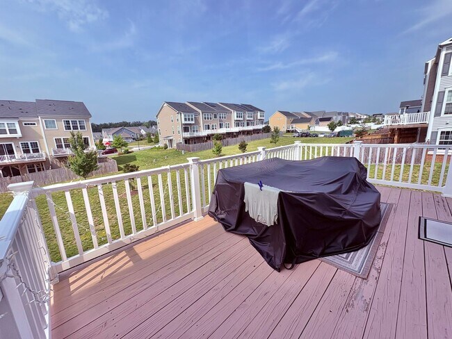 Building Photo - EMBREY MILL - END UNIT TOWNHOUSE