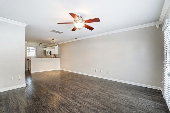 Building Photo - Charming Townhome in Sought-After Williams...