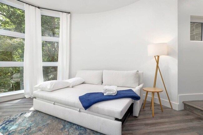 Building Photo - 15 Dearhurst Rd