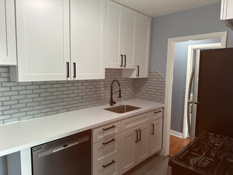 Kitchen - 153 Burmont Rd