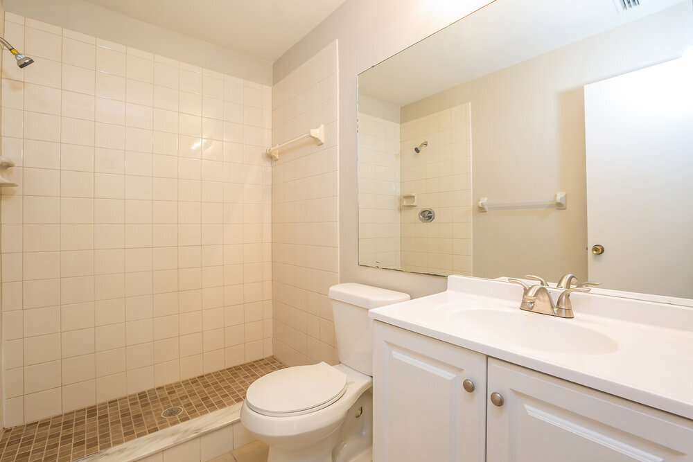 Building Photo - 317 Regal Park Dr