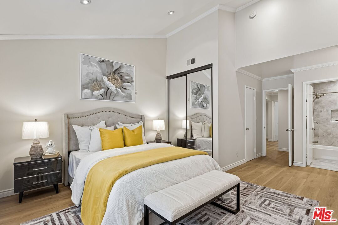 Building Photo - 620 W Hyde Park Blvd