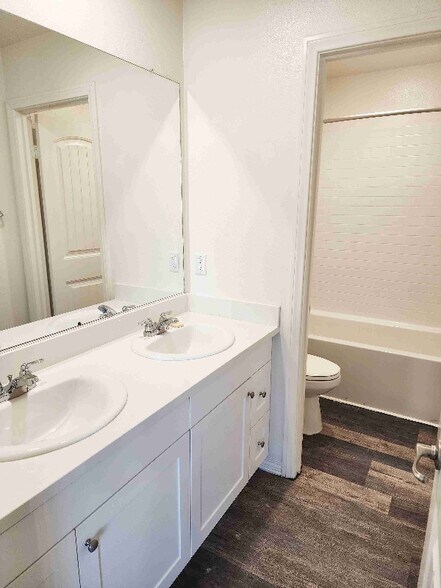 Building Photo - 26065 Plumcot Dr