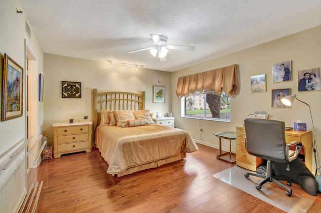 Building Photo - 5842 Crystal Shores Dr