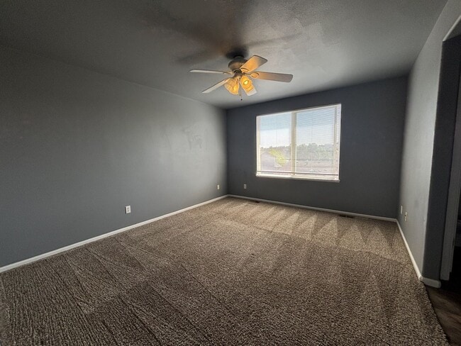 Building Photo - 3 bed, 2 1/2 bath single family home avail...