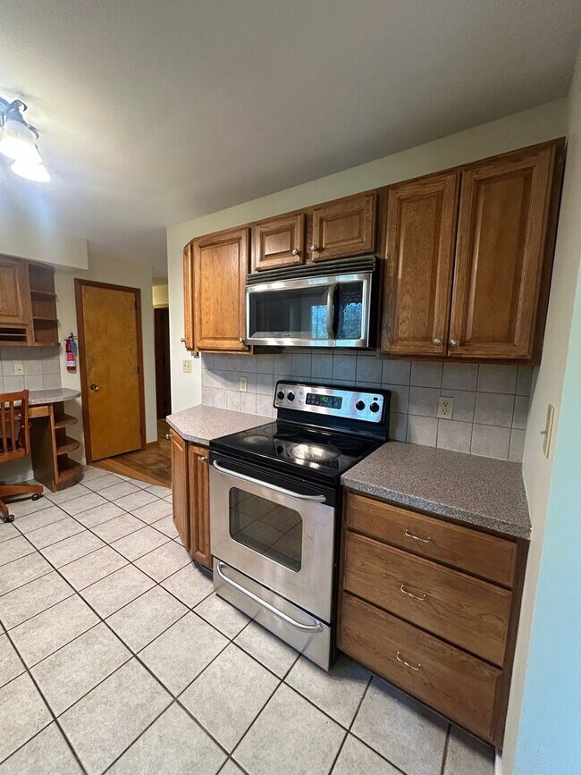 Building Photo - 3 bedroom, 3 bath house located in Park Forest