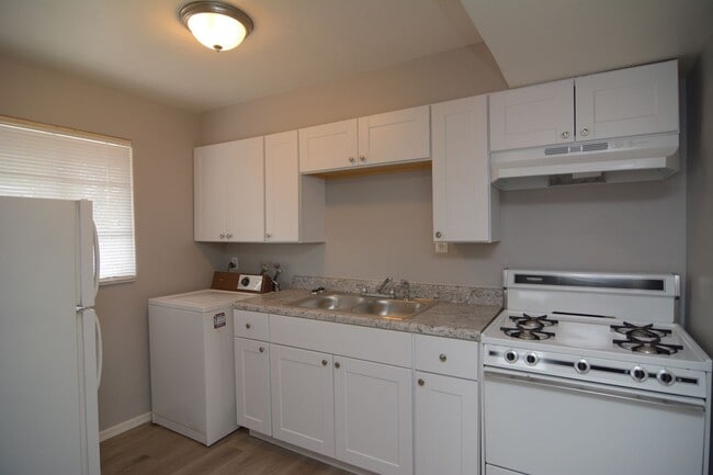 Building Photo - Charming 1 Bedroom 1 Bath Duplex! Central ...