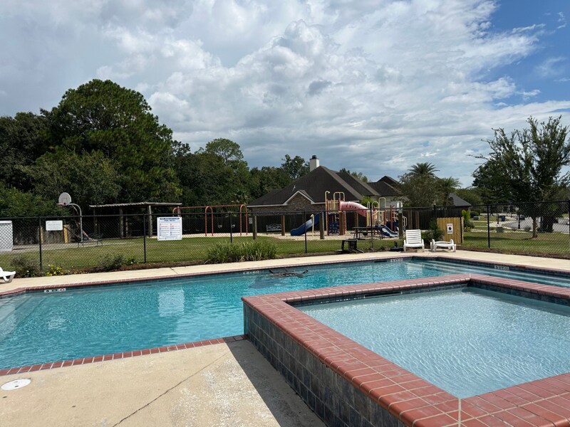 Building Photo - 1001 Southlake Cir