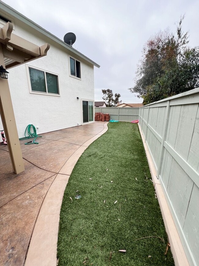 Building Photo - Stunningly Upgraded 3 Bed/2.5 Bath Home