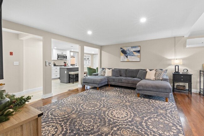 Building Photo - 123 Pond St