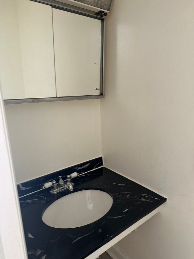 Building Photo - 2 Bedroom/2 bath Townhome