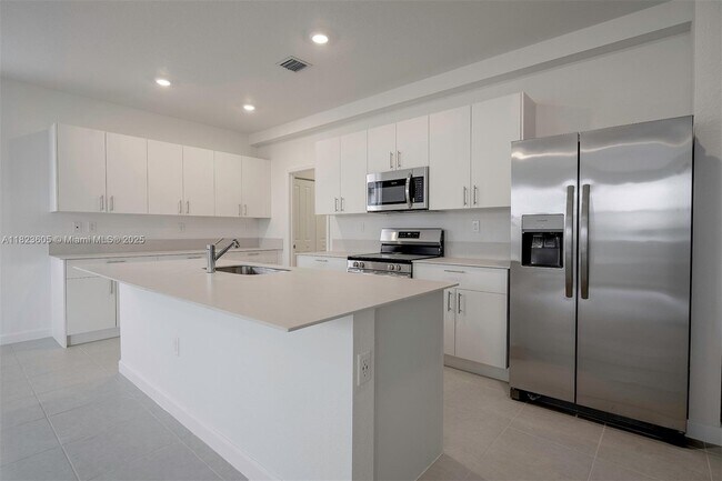 Building Photo - 2351 SE 27th Dr