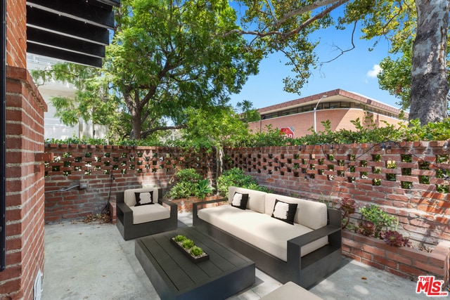 Building Photo - 329 N Swall Dr