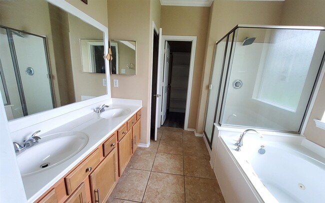 Building Photo - 25047 Lenora Dr