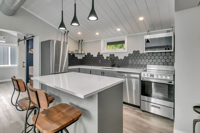 Building Photo - Private ADU available in Burien (garages n...