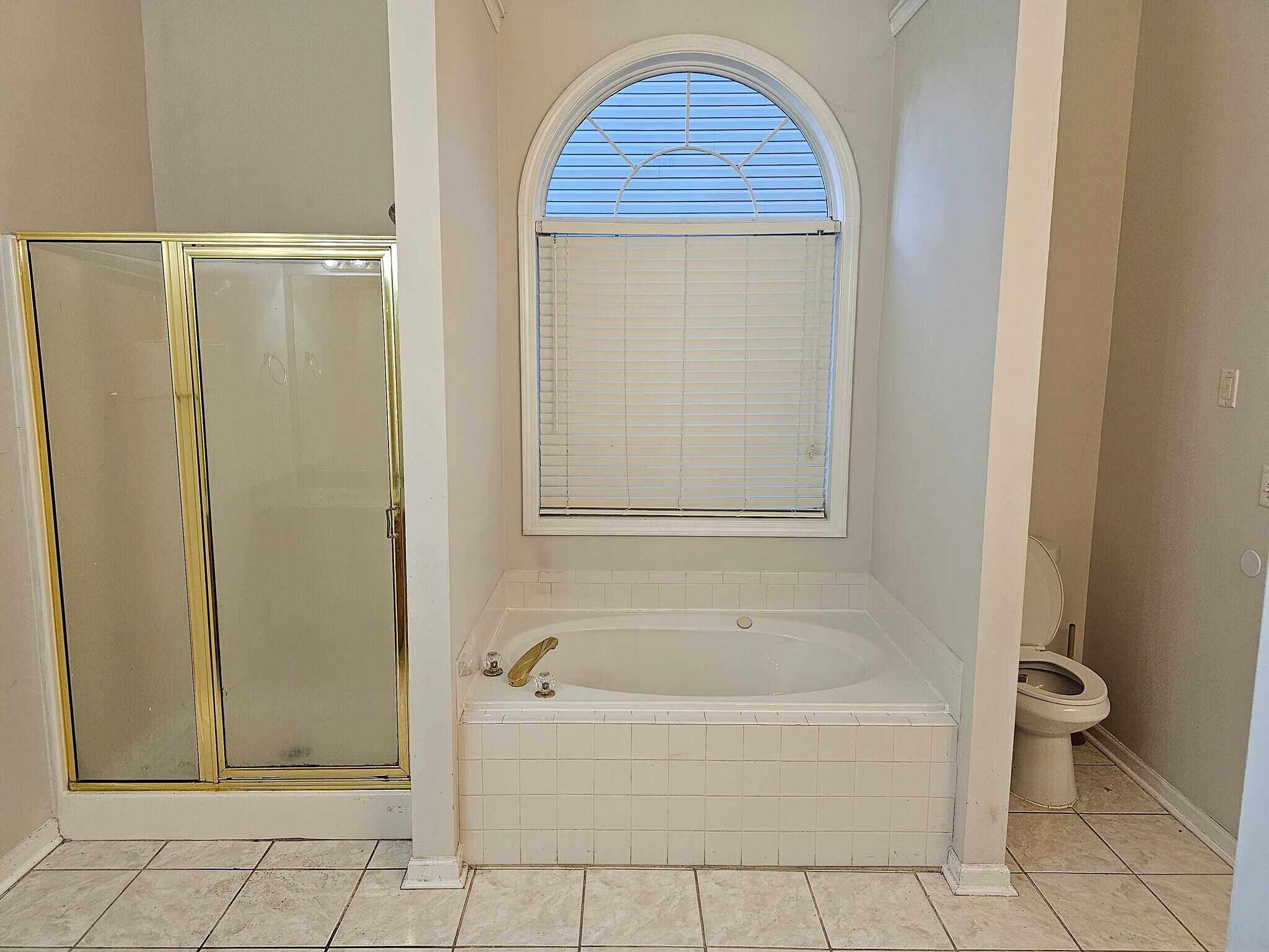 Master shower and tub - 12222 Crestwood Ct