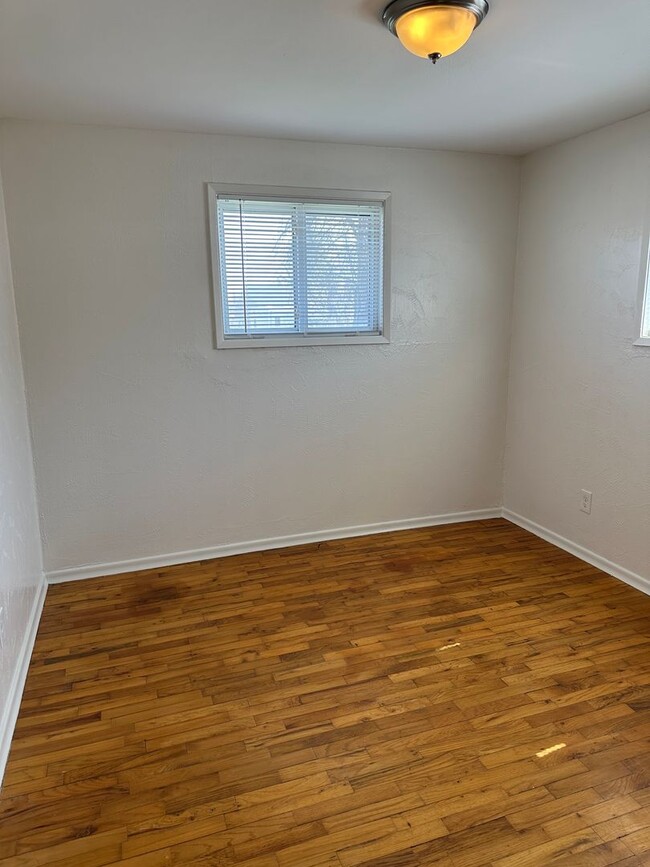 Building Photo - 3 Bedroom 1.5 Bathroom Home WSG Included! ...