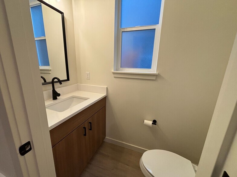 Building Photo - 12070 SE Pine St