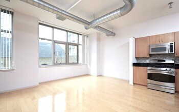 Building Photo - Great 3rd Floor 2BR/2BA Condo (with Parkin...