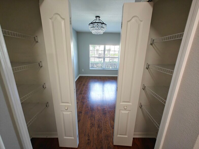 Building Photo - 5864 Fishhawk Ridge Dr