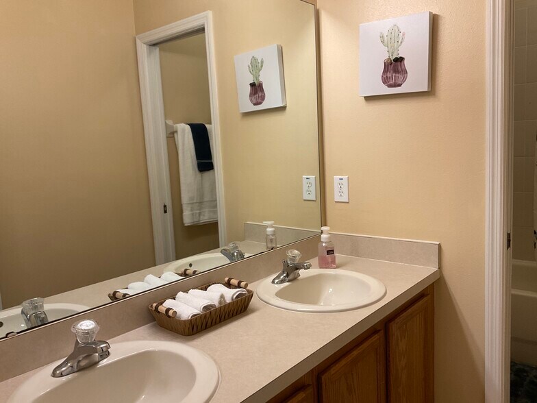 Building Photo - 515 Sunset View Dr